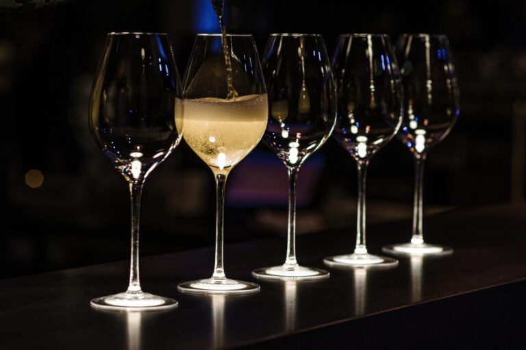 Champagne hældes i glas på bar